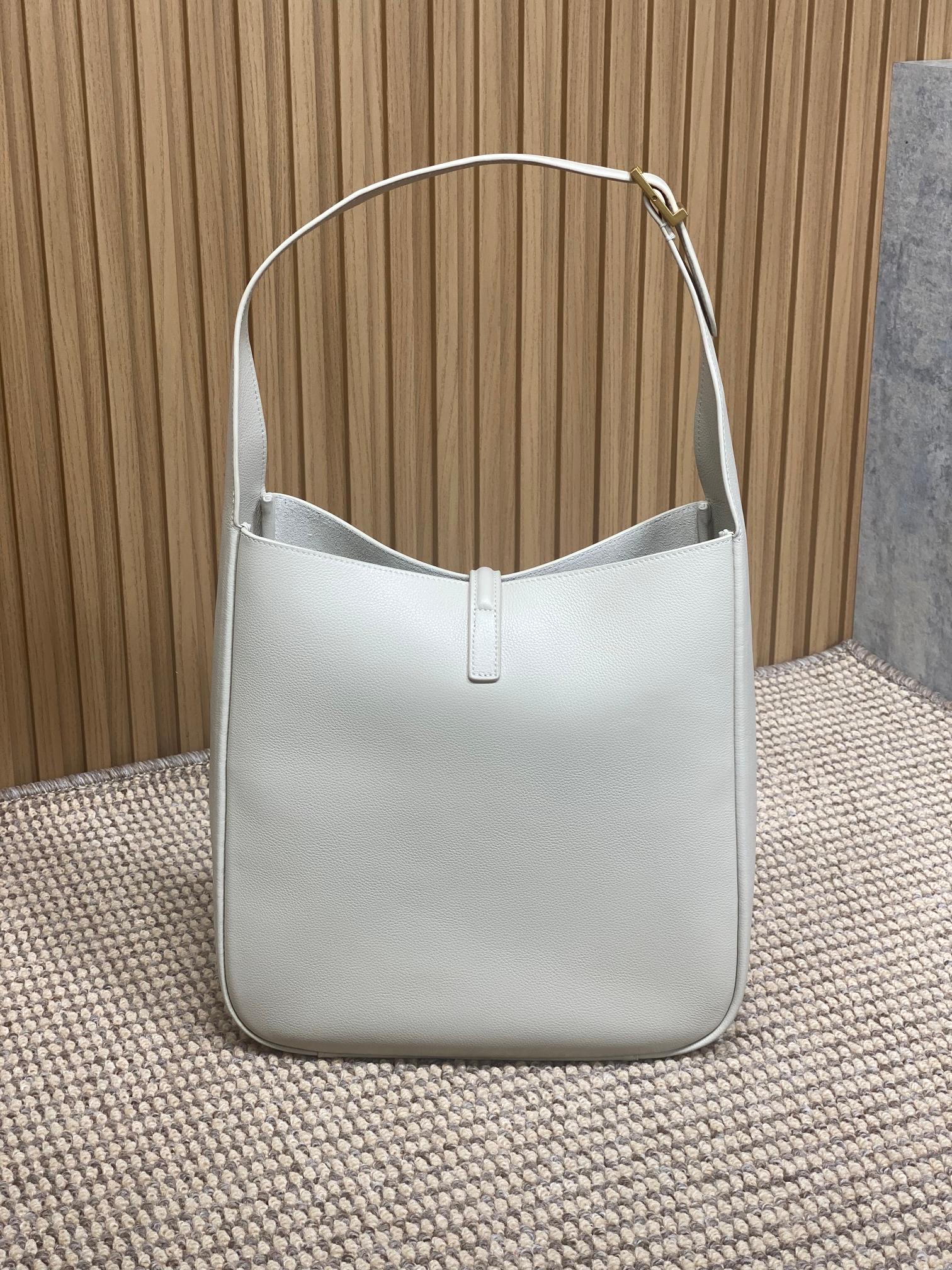 LE 5 À 7 LARGE SUPPLE BAG 31 IN WHITE CALFSKIN