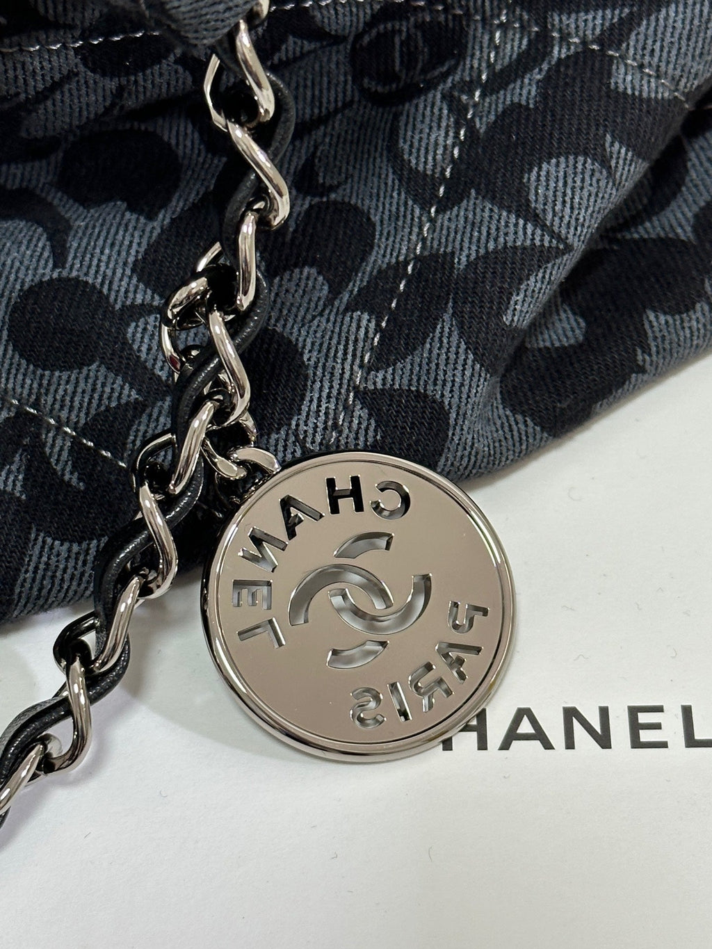 LARGE DRAWSTRING FLORAL PRINT SHOULDER BAG 39 IN BLACK MIX GREY DENIM