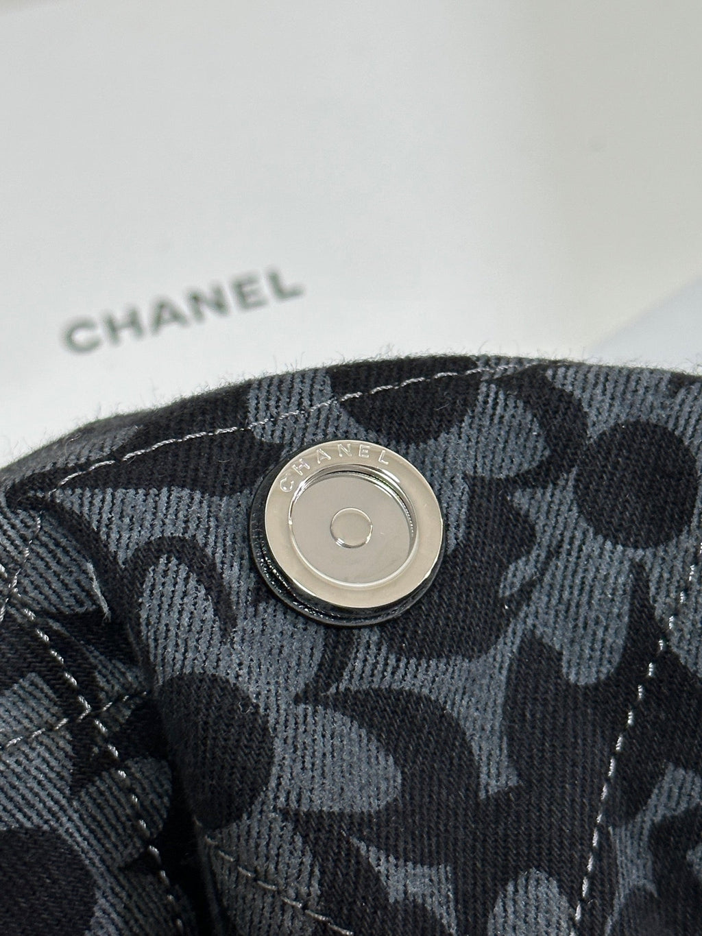 LARGE DRAWSTRING FLORAL PRINT SHOULDER BAG 39 IN BLACK MIX GREY DENIM