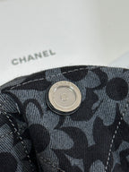 LARGE DRAWSTRING FLORAL PRINT SHOULDER BAG 39 IN BLACK MIX GREY DENIM