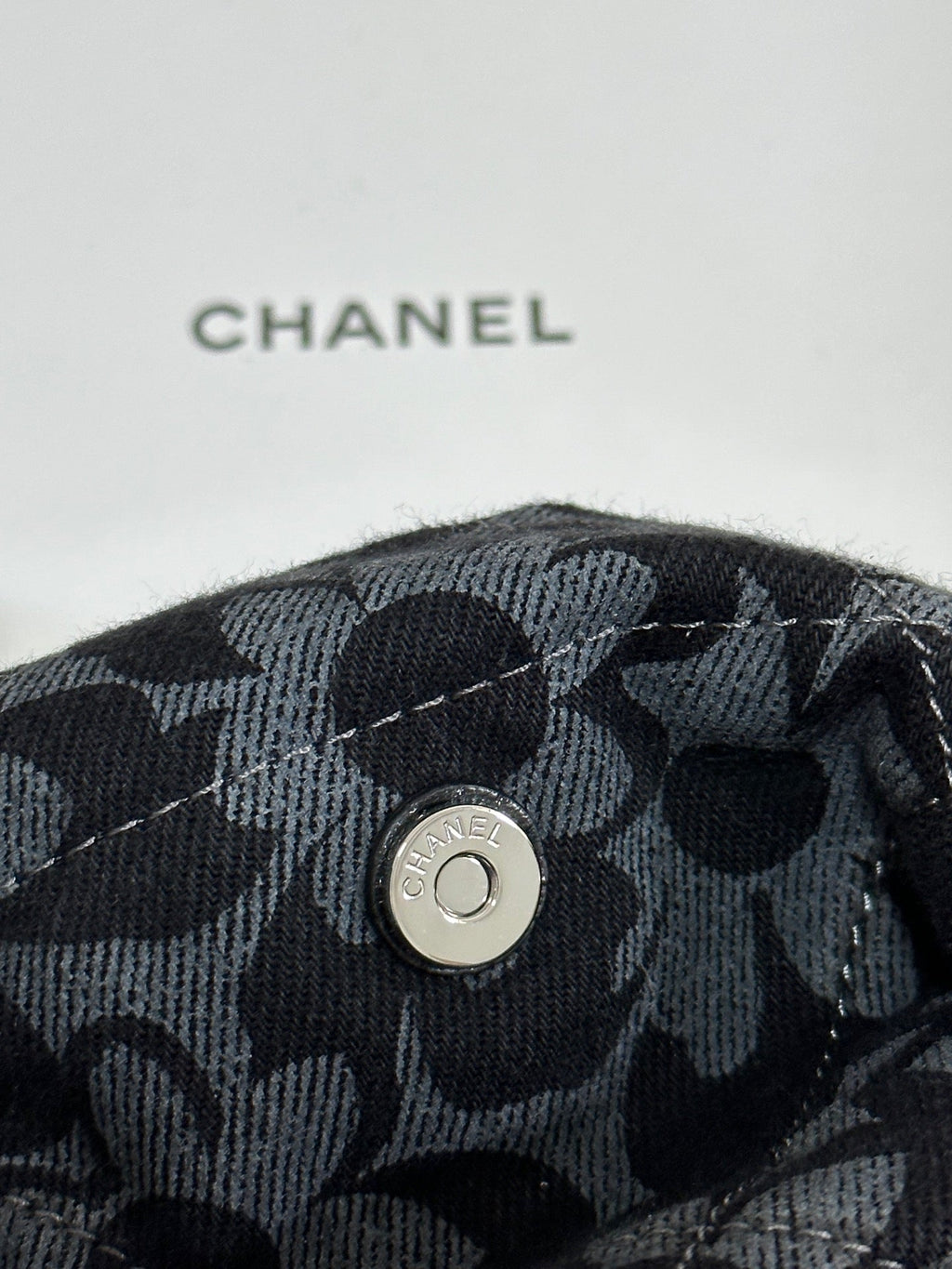 LARGE DRAWSTRING FLORAL PRINT SHOULDER BAG 39 IN BLACK MIX GREY DENIM