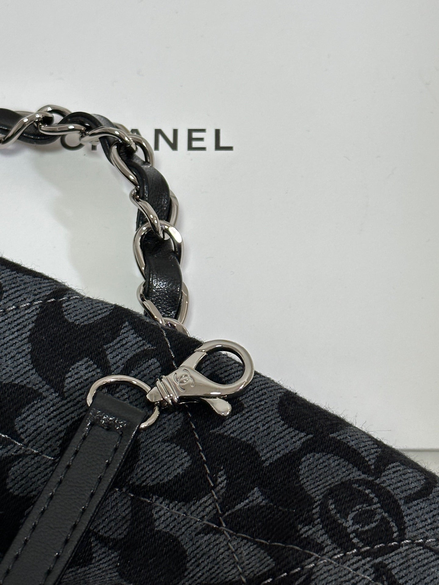 LARGE DRAWSTRING FLORAL PRINT SHOULDER BAG 39 IN BLACK MIX GREY DENIM