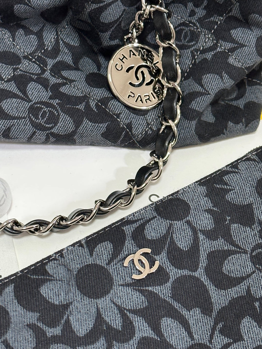 LARGE DRAWSTRING FLORAL PRINT SHOULDER BAG 39 IN BLACK MIX GREY DENIM