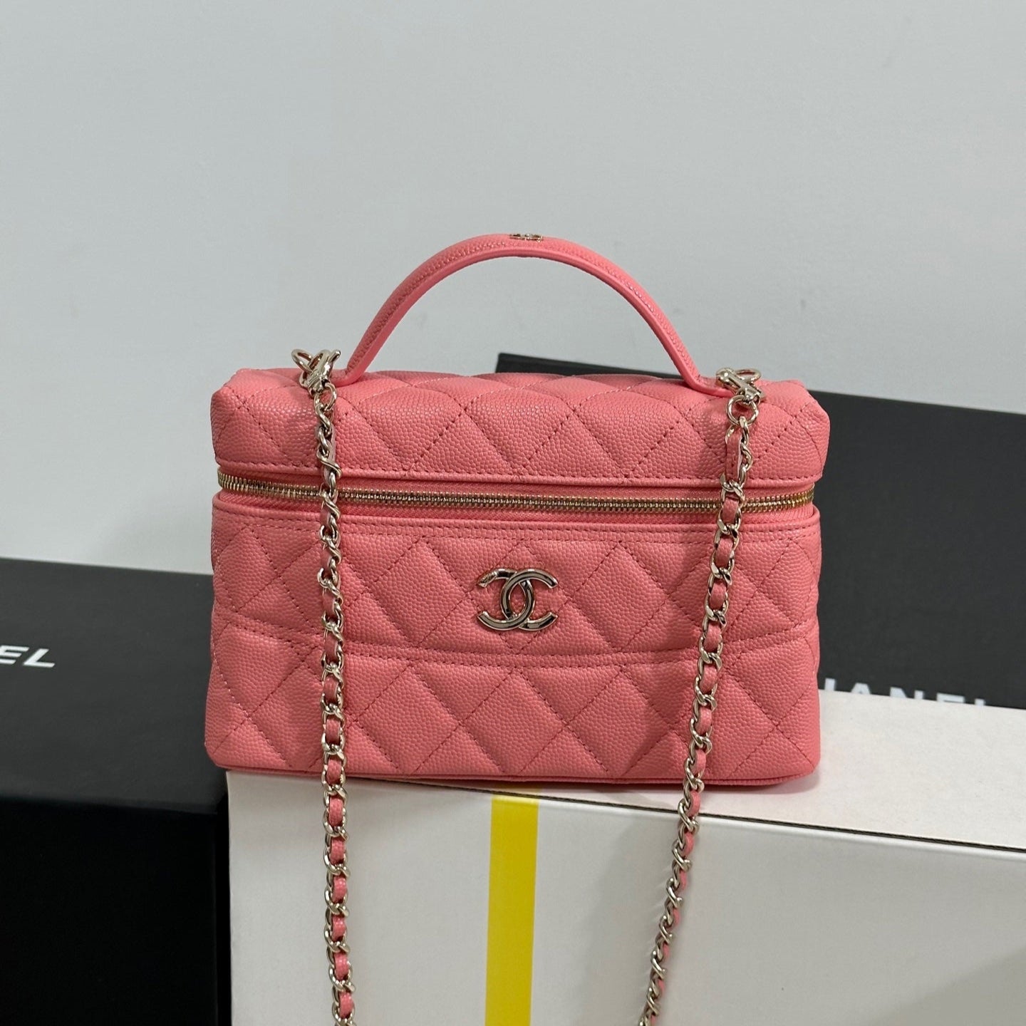 コンテッサ 19インチ ヴァニティケース ピンク カーフスキン ゴールドトーンメタリック