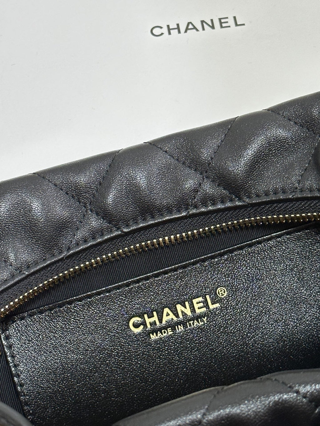 QUILTED HOBO CARGO BAG 31 IN BLACK CALFSKIN GOLD CHAIN