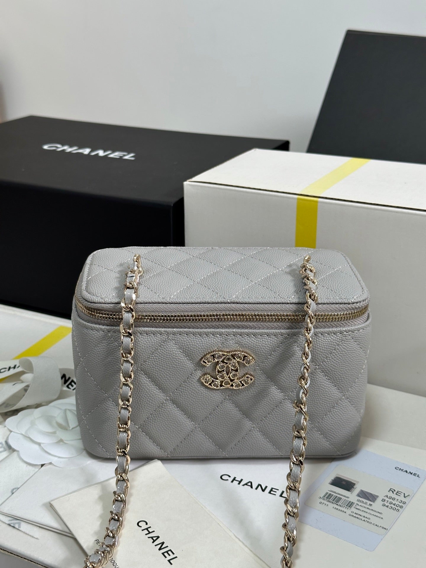 ヴァニティケース 17 クリスタルスタッズロゴ グレーカーフスキン ゴールド金具