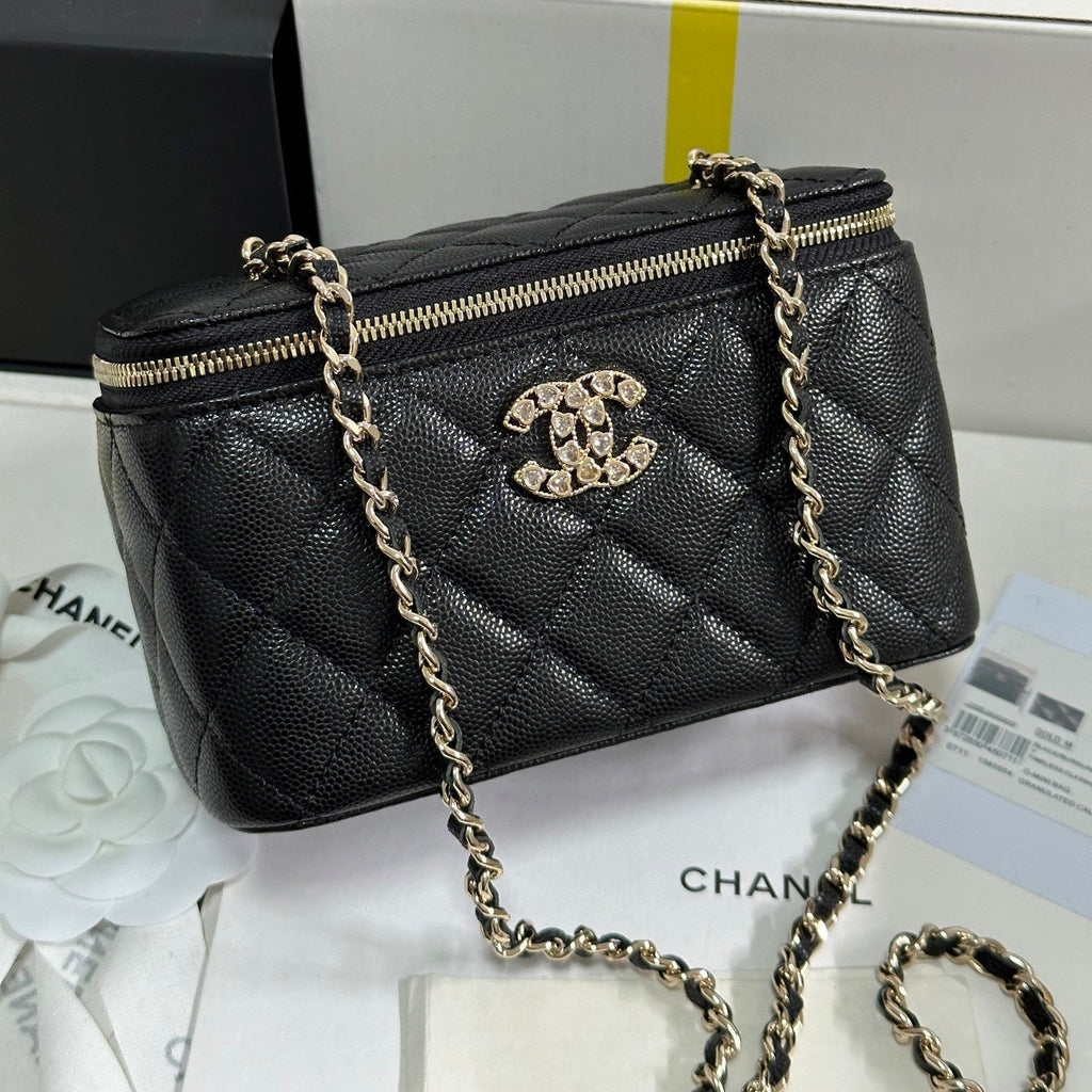 ヴァニティケース 17 クリスタルスタッズロゴ ブラックカーフスキン ゴールド金具