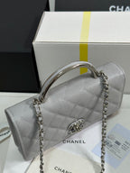 シルバートーンハンドル付きフラップバッグ 19インチ グレー シャイニーキャビアスキン