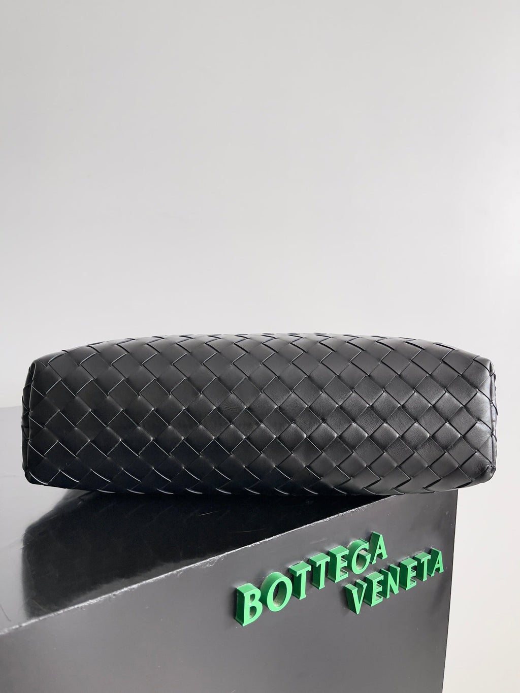 BOTTEGA VENETA 25S ANDIAMO LARGE INTRECCIATO 39 IN BLACK CALFSKIN