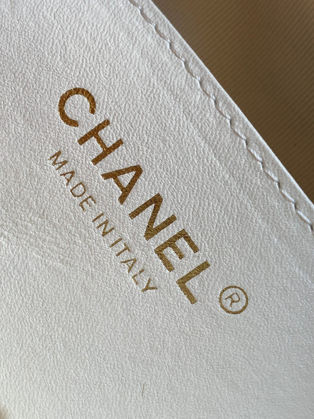 CC クラシック ミニ 20 クラッチバッグ（ストラップ付き、光沢のあるホワイトカーフスキン製）