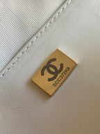 CC クラシック ミニ 20 クラッチバッグ（ストラップ付き、光沢のあるホワイトカーフスキン製）