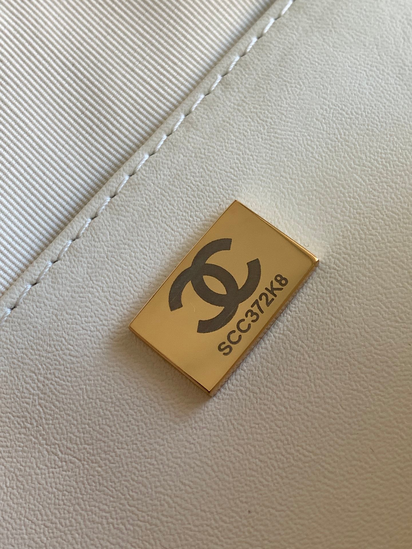 CC クラシック ミニ 20 クラッチバッグ（ストラップ付き、光沢のあるホワイトカーフスキン製）