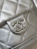 ドローストリングバケットバックパック 24インチ シルバートーンラムスキン シルバーハードウェア