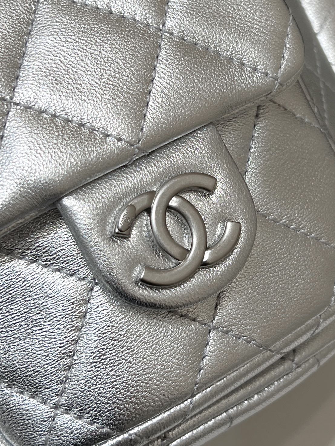 ドローストリングバケットバックパック 24インチ シルバートーンラムスキン シルバーハードウェア