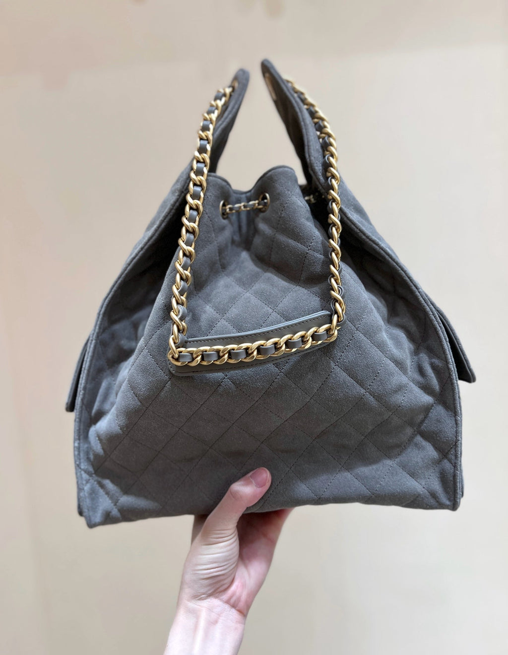 CC 25 HANDBAG 40 IN GREY SUEDE GOLD HARDWARE