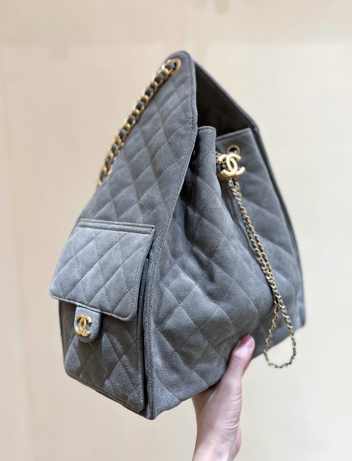 CC 25 HANDBAG 40 IN GREY SUEDE GOLD HARDWARE