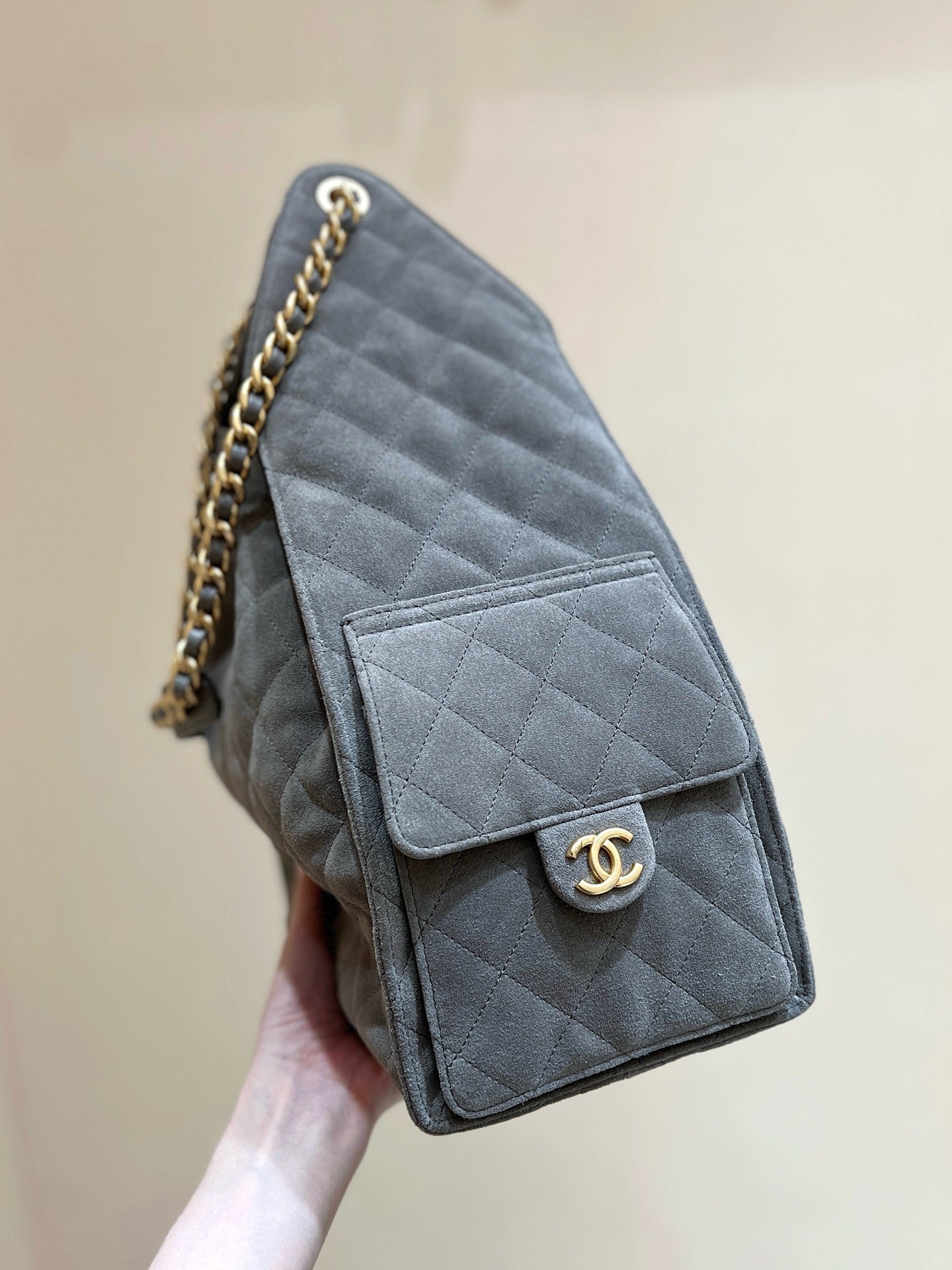 CC 25 HANDBAG 40 IN GREY SUEDE GOLD HARDWARE