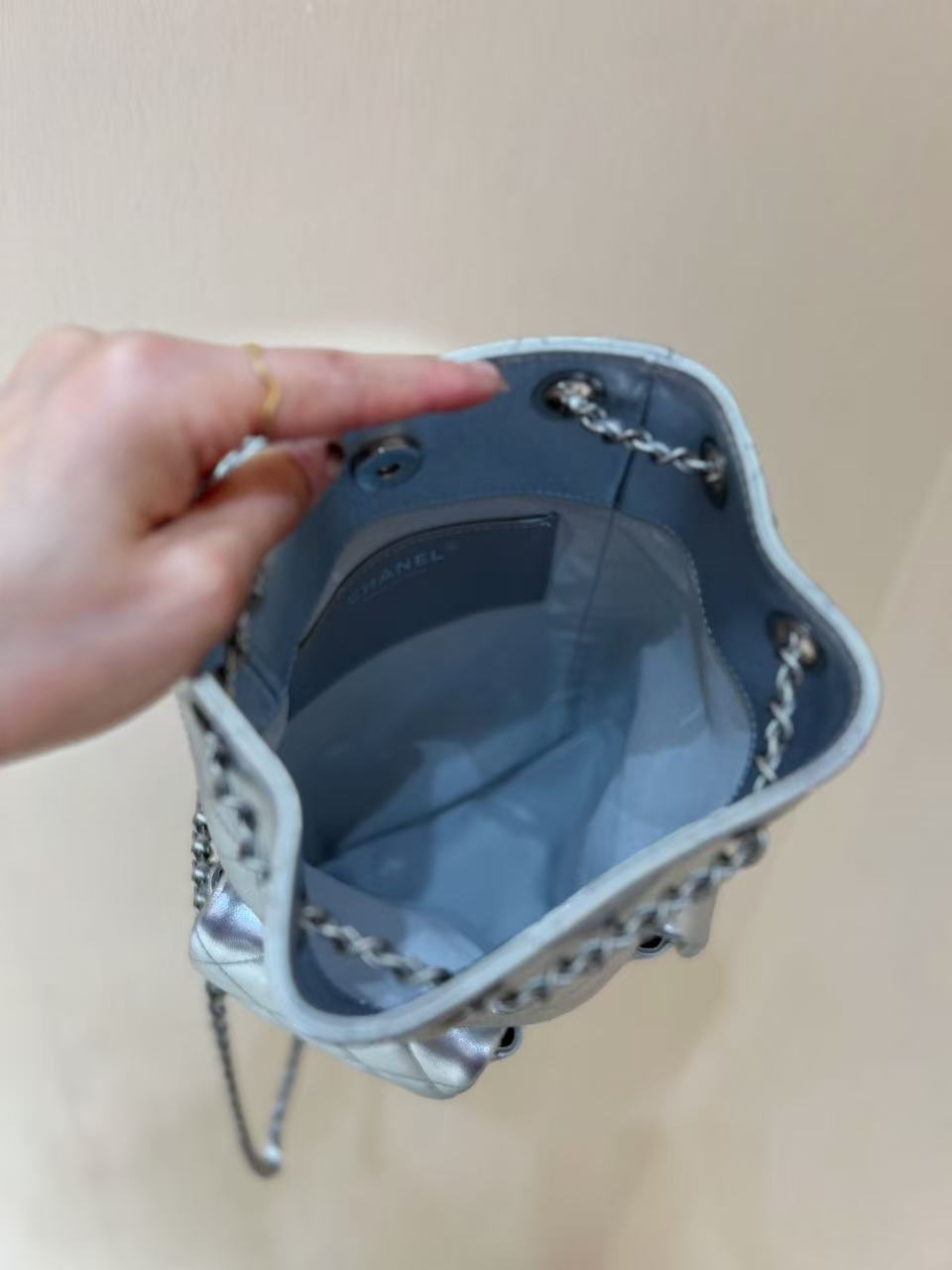 ドローストリングバケットバックパック 24インチ シルバートーンラムスキン シルバーハードウェア