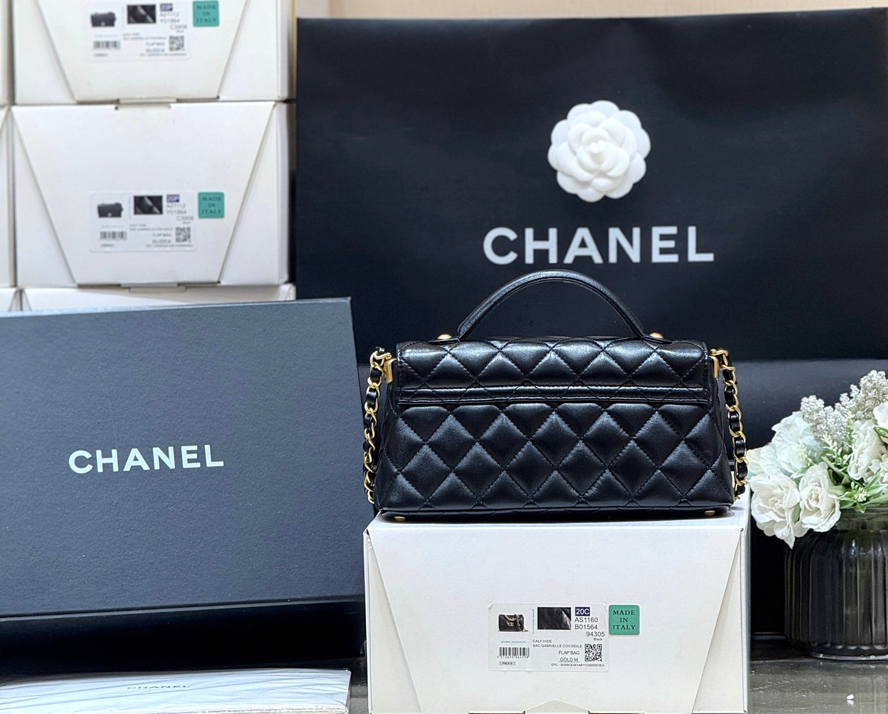 QUILTED FLAP BAG WITH HANDLE 20 IN BLACK LAMBSKIN GOLD PLATED METAL