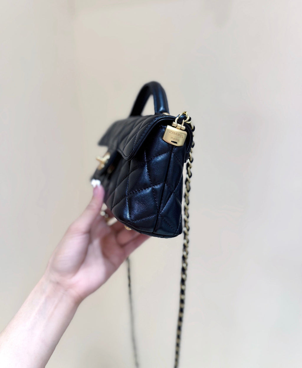 QUILTED FLAP BAG WITH HANDLE 20 IN BLACK LAMBSKIN GOLD PLATED METAL