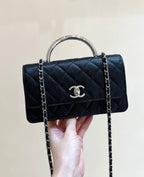 シルバートーンハンドル付きフラップバッグ 18インチ ブラックラムスキン