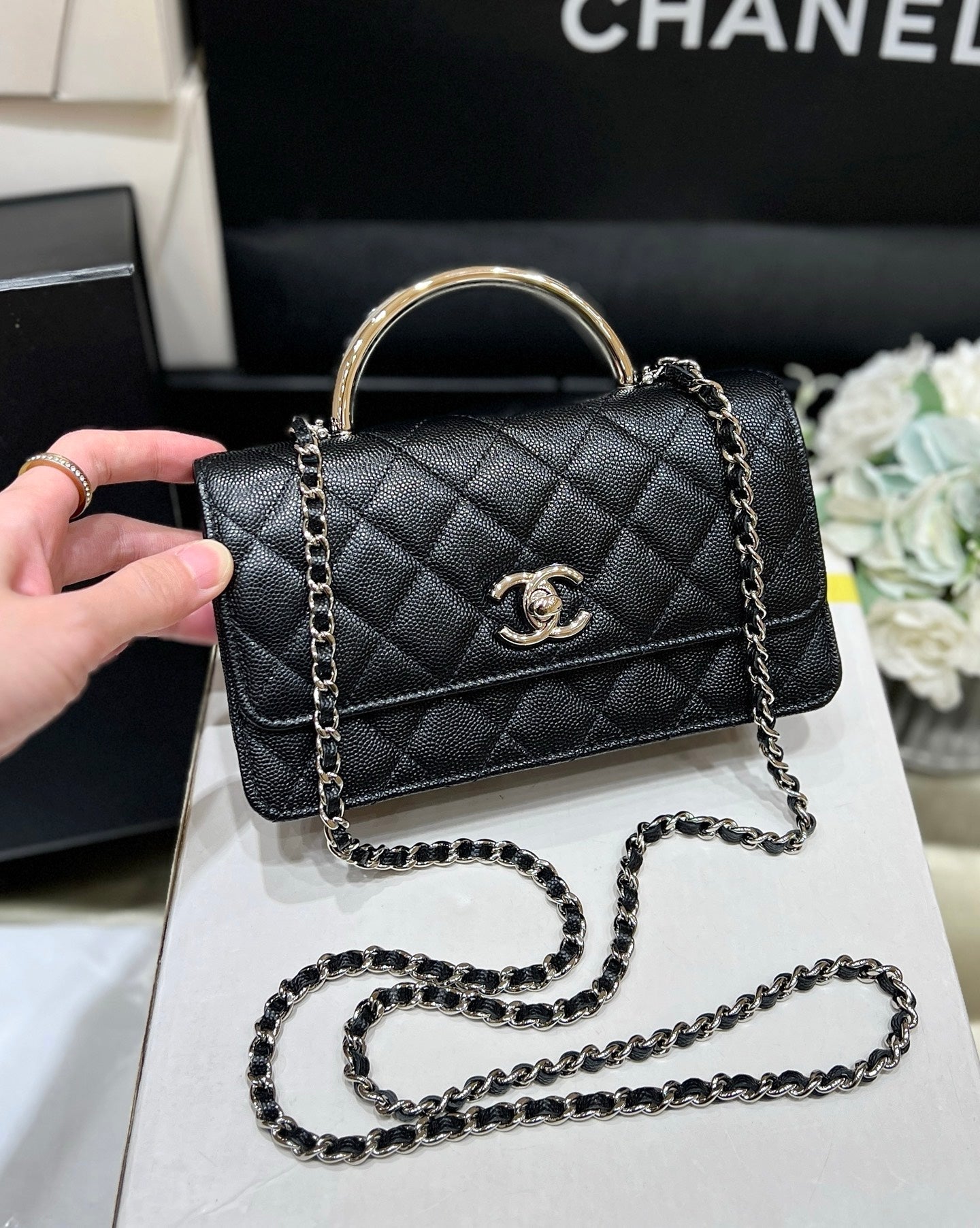 シルバートーンハンドル付きフラップバッグ 18インチ ブラックラムスキン