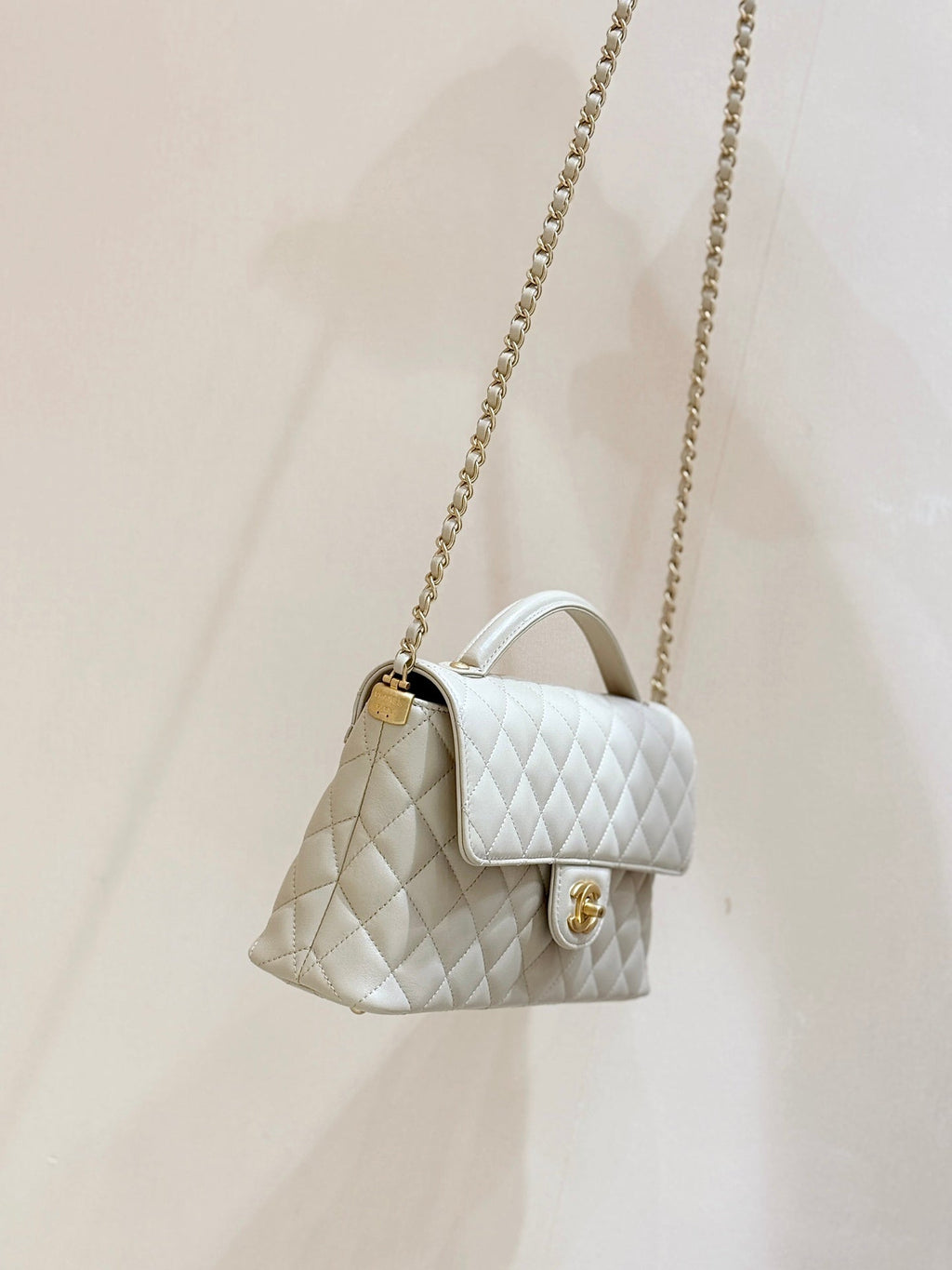 QUILTED FLAP BAG WITH HANDLE 26 IN BEIGE LAMBSKIN GOLD PLATED METAL