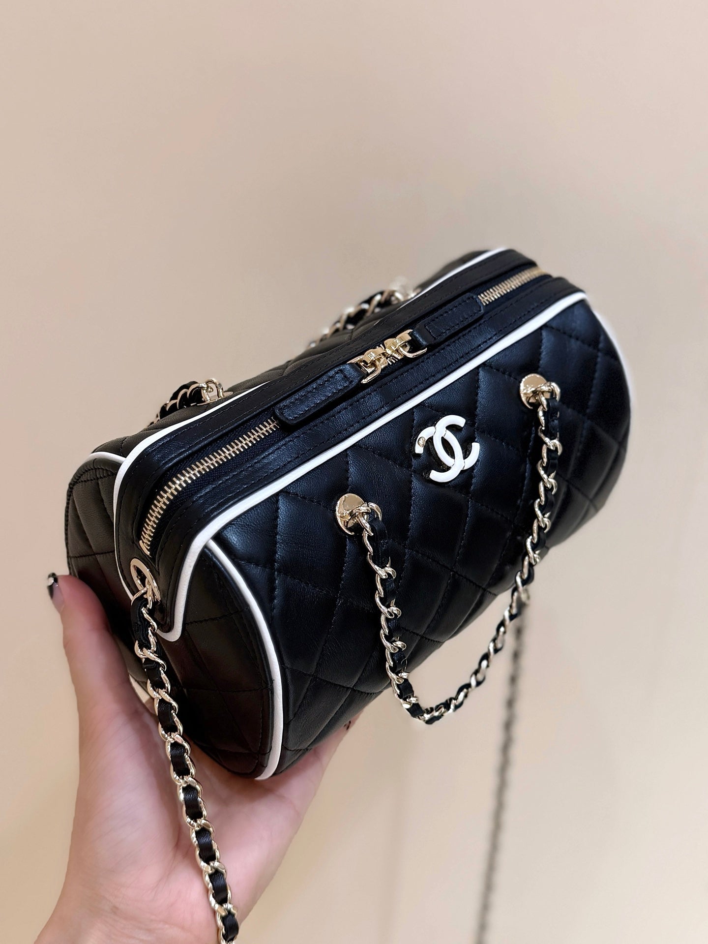 MEITO BOSTON MATELASSE CAVIAR SHOULDER HANDBAG 18 IN BLACK LAMBSKIN