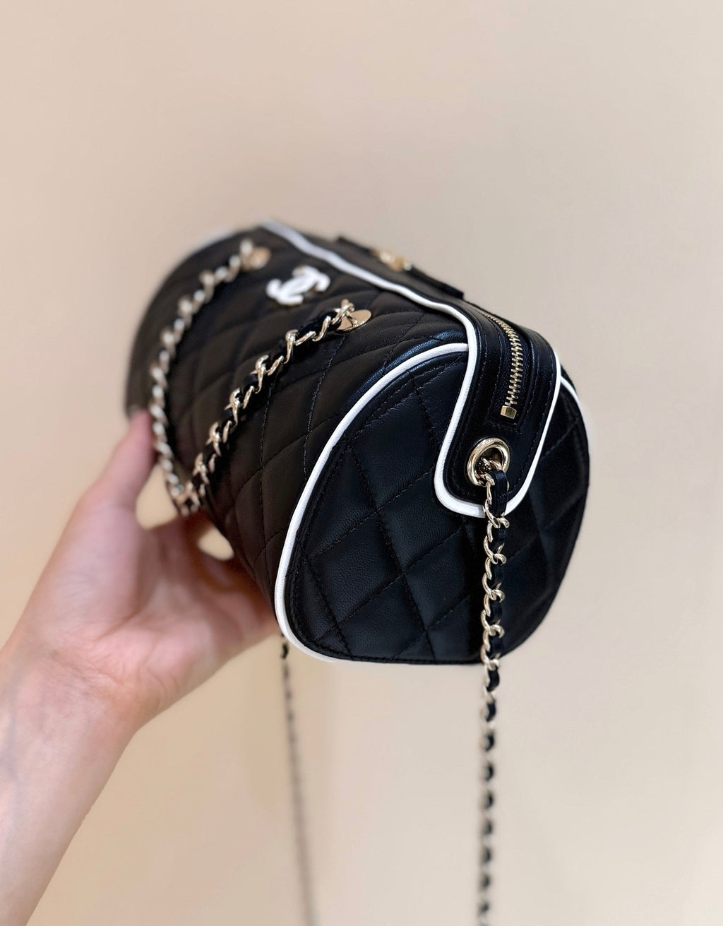 MEITO BOSTON MATELASSE CAVIAR SHOULDER HANDBAG 18 IN BLACK LAMBSKIN