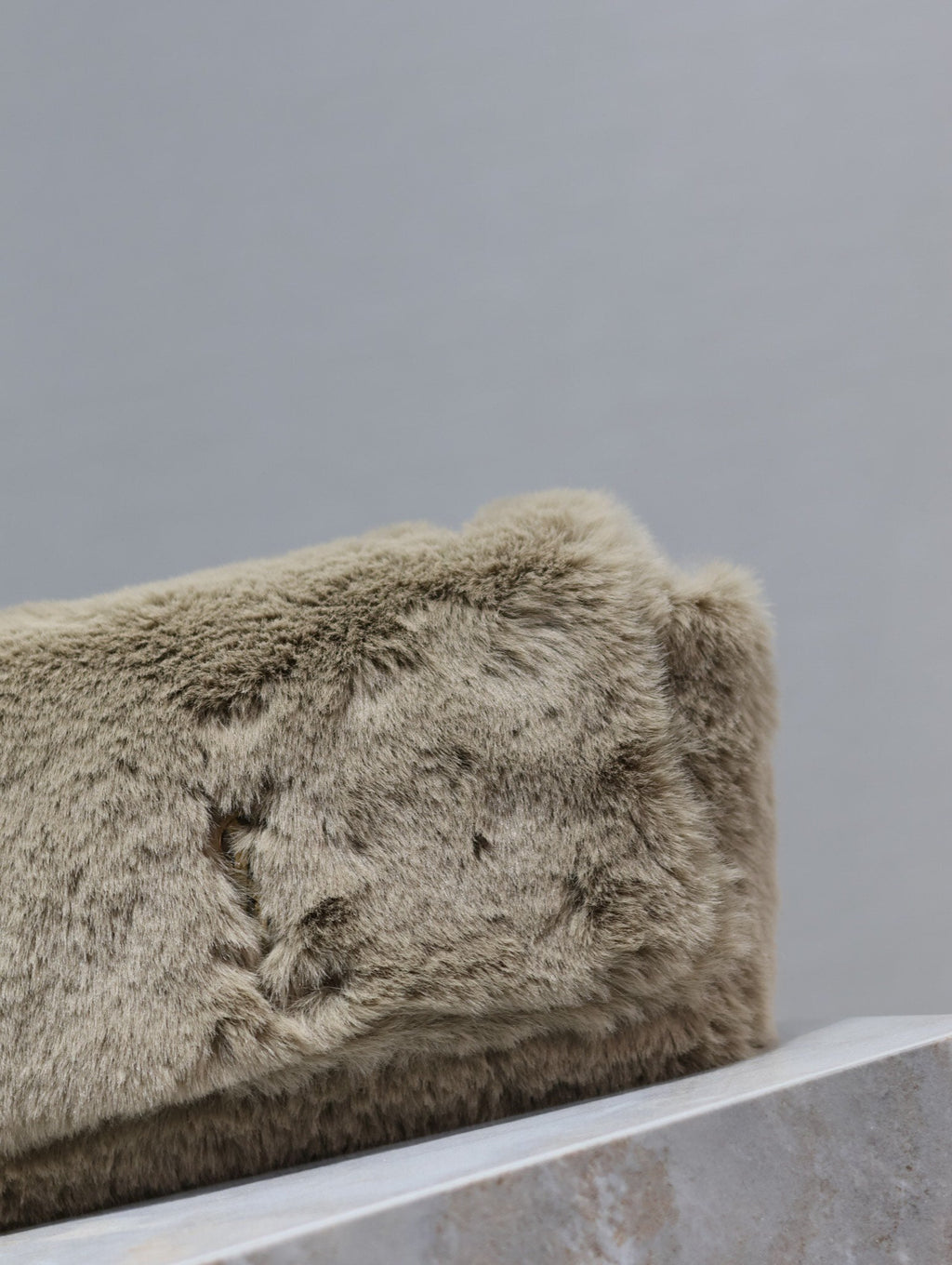 ケイト スモールバッグ 22インチ エクリュベージュ ラビットファー ゴールドチェーン