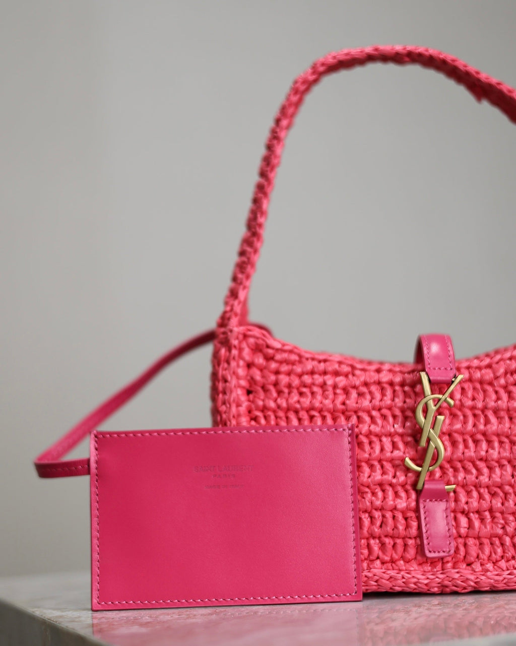 LE 5 À 7 BAG  19 IN MAGENTA PINK WOVEN RAFFIA