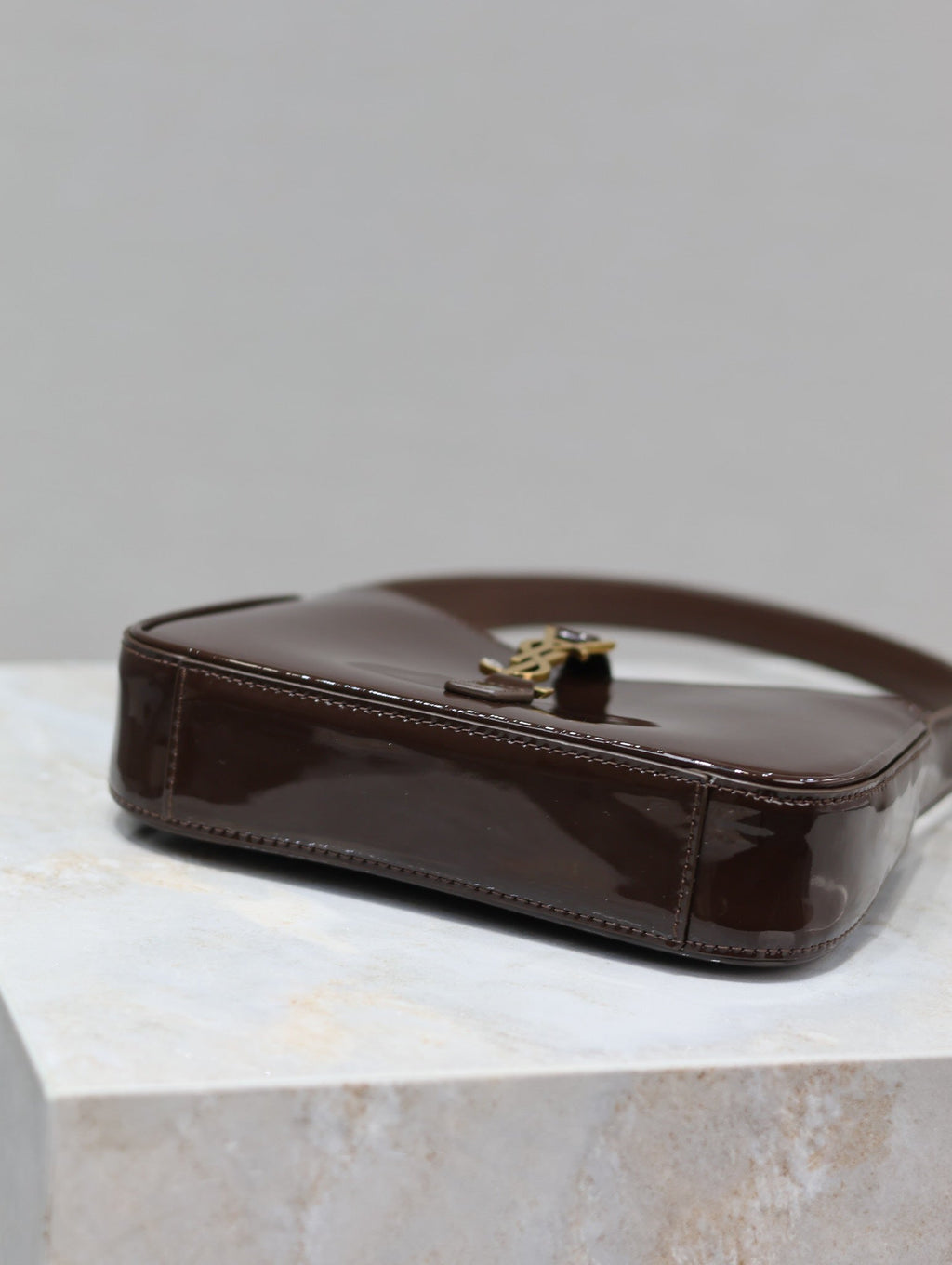 LE 5 À 7 ミニ バッグ 19 チョコレート パテント カーフスキン ゴールド ロゴ