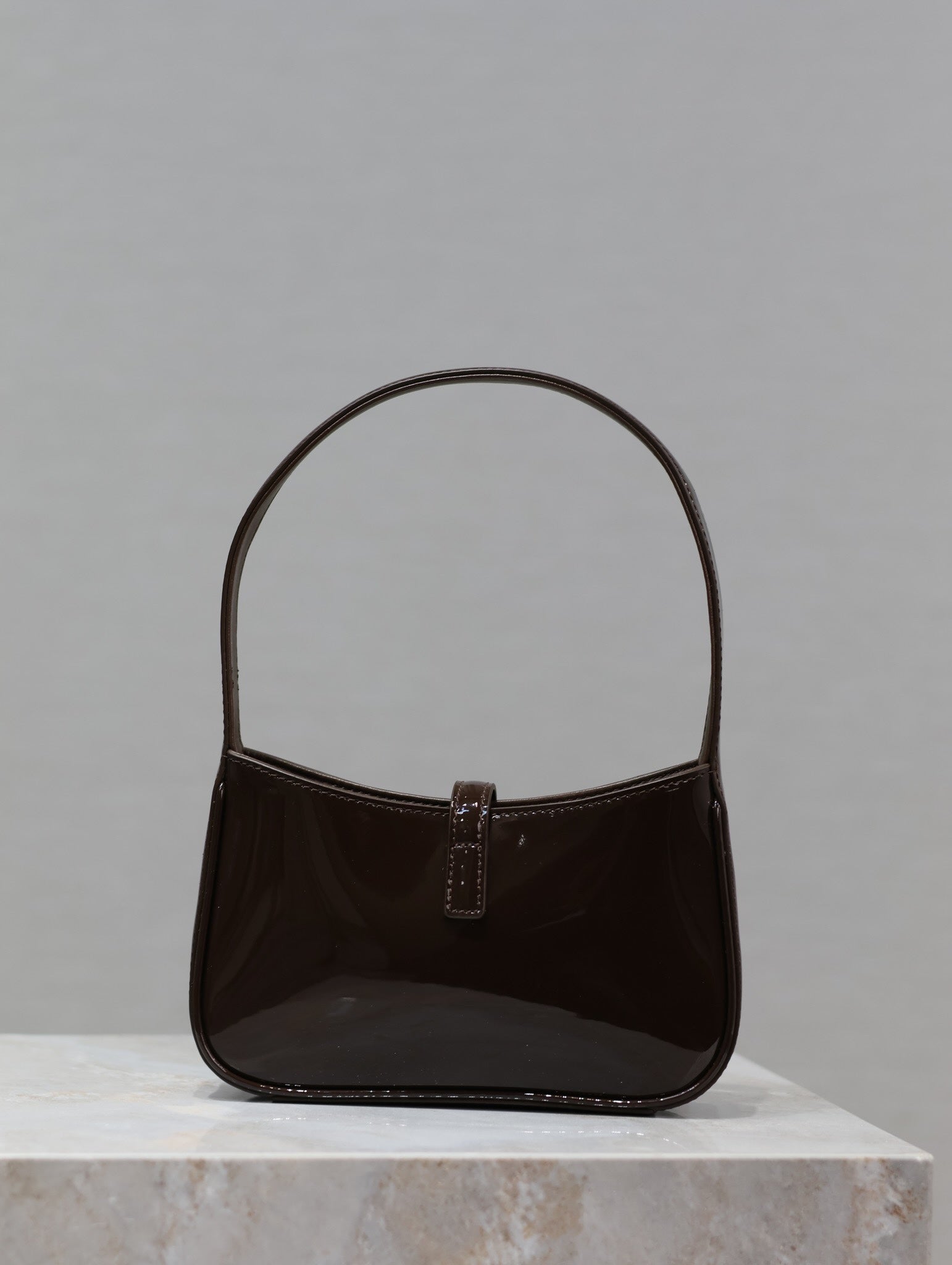 LE 5 À 7 ミニ バッグ 19 チョコレート パテント カーフスキン ゴールド ロゴ