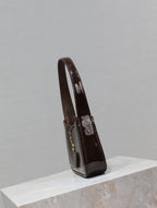 LE 5 À 7 ミニ バッグ 19 チョコレート パテント カーフスキン ゴールド ロゴ