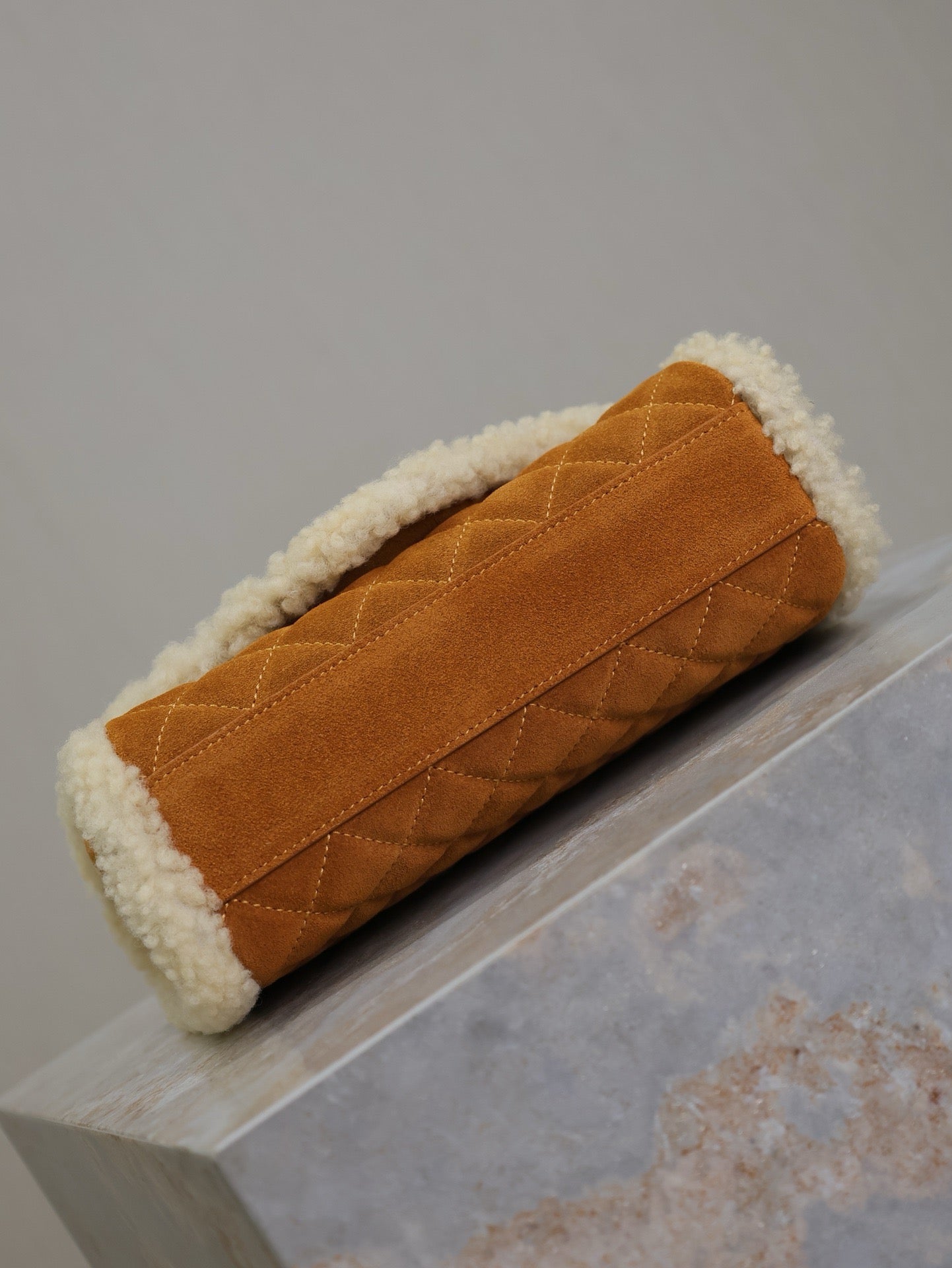 エンベロープチェーンバッグ 21インチ ブロンズブラウンスエード＆ホワイトシアリングトリム ゴールド金具