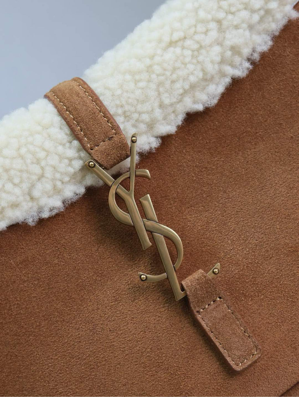 LE 5 À 7 ショルダーバッグ 25 ブラウニースエード＆ホワイトシアリングトリム