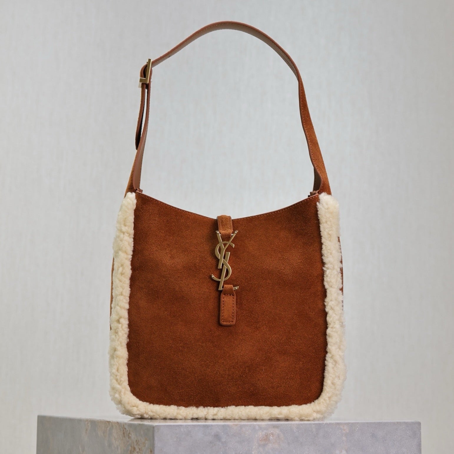 LE 5 À 7 SMALL SUPPLE 23 IN アンバーオレンジスエードとホワイトラムファートリム