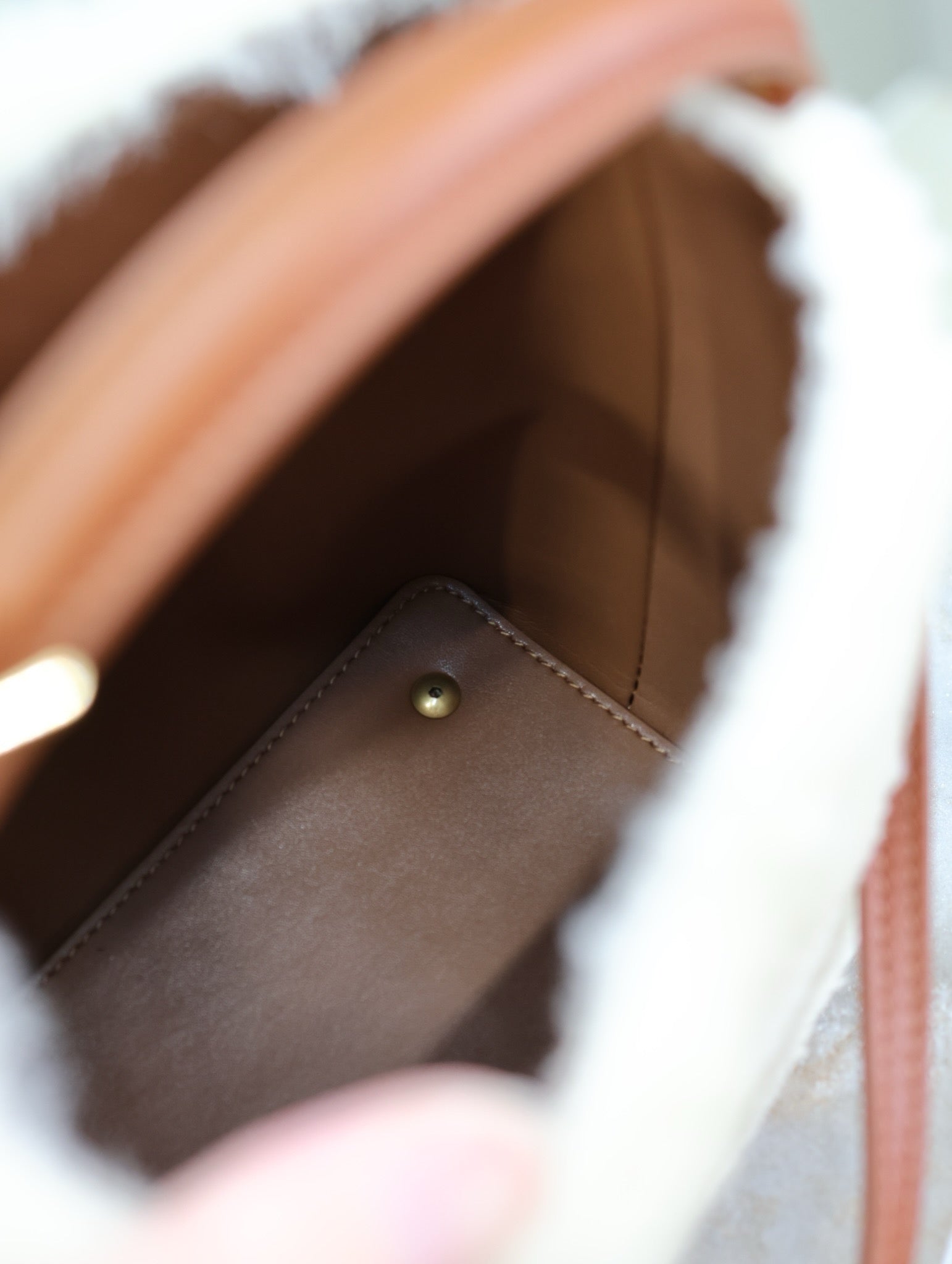 LE 37 ミニバケットバッグ 15インチ クリームシアリングとブラウンレザートリム