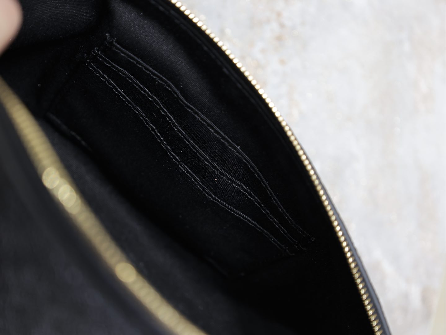 クラシック クロスボディバッグ 25インチ ブラック キャビアレザー ゴールドロゴ