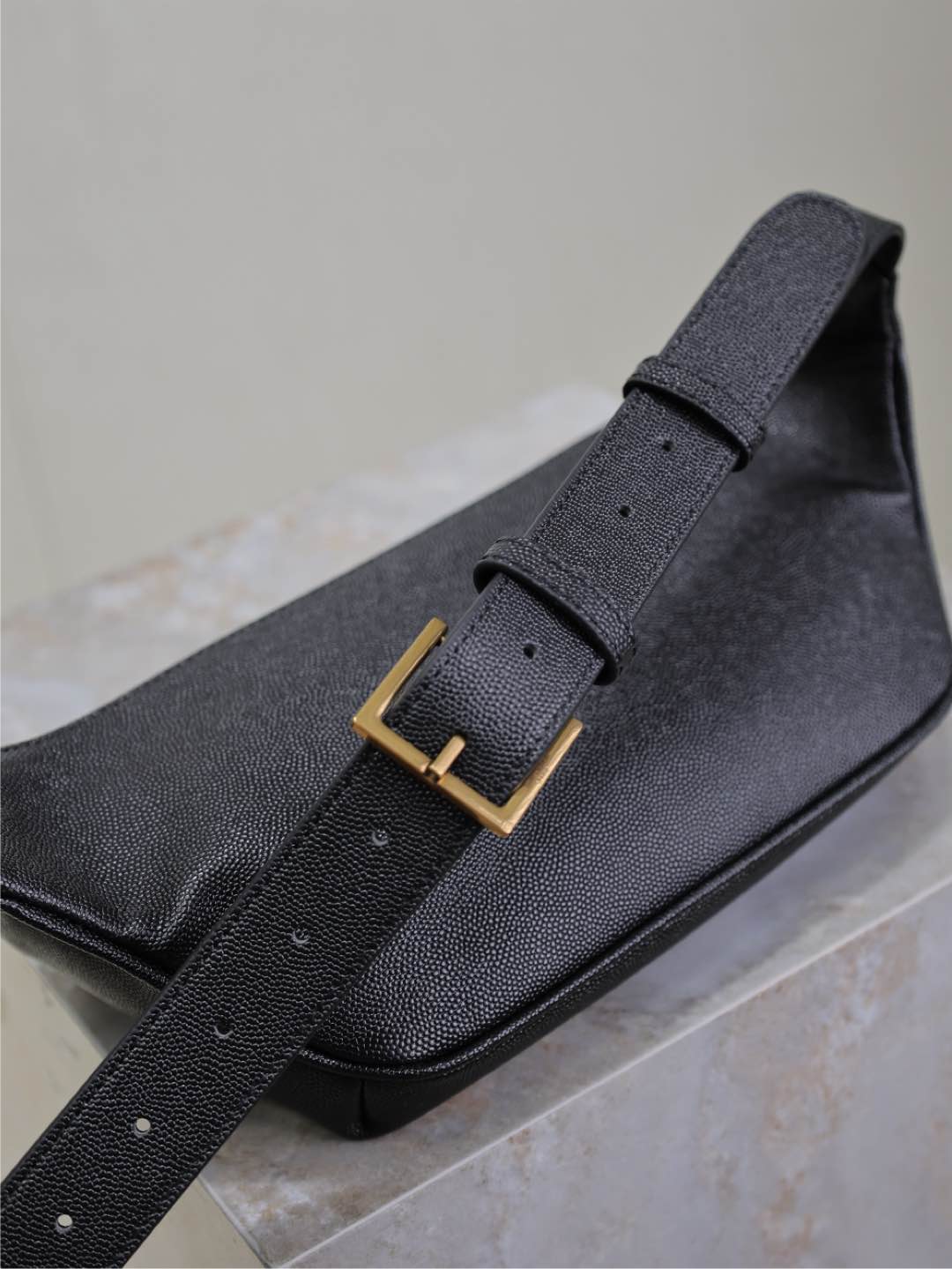 クラシック クロスボディバッグ 25インチ ブラック キャビアレザー ゴールドロゴ