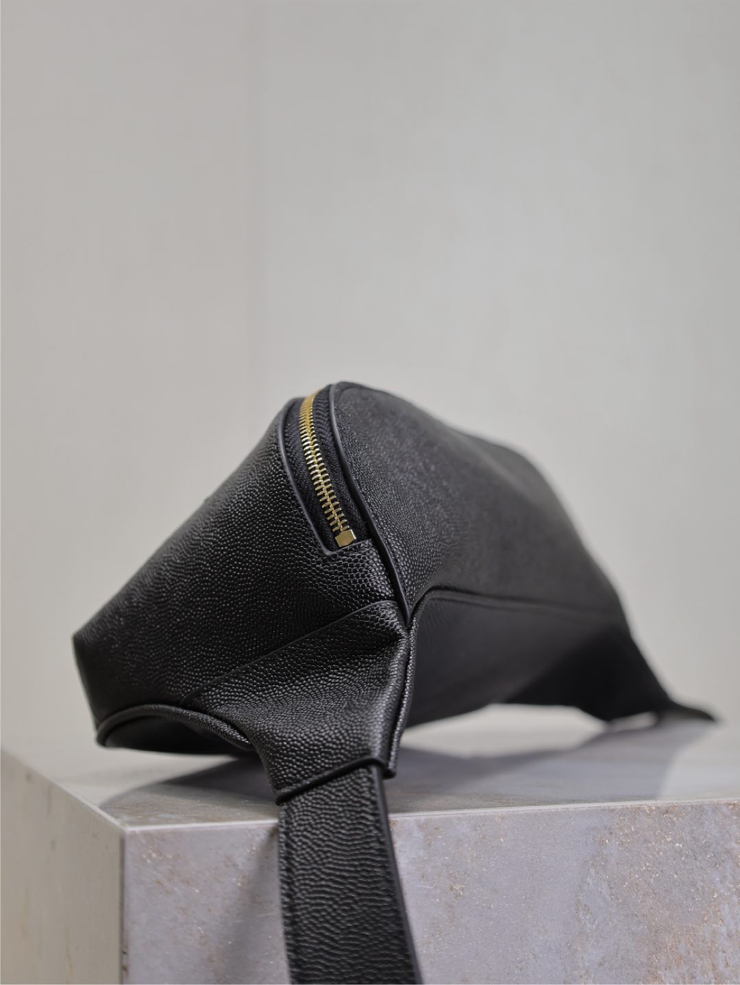 クラシック クロスボディバッグ 25インチ ブラック キャビアレザー ゴールドロゴ