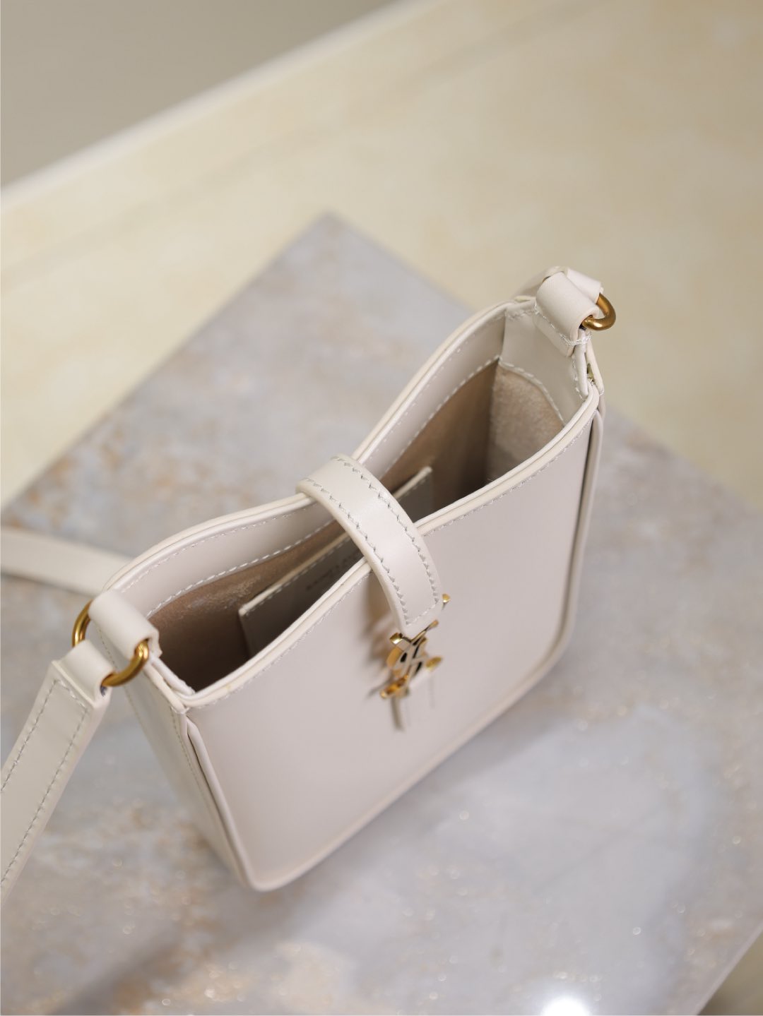 LE 5 À 7 フォンバッグ 18インチ ホワイトカーフスキン