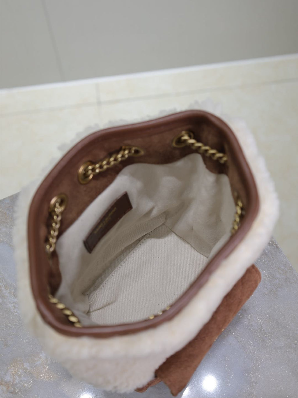 JOE ミニバケットバッグ 19 ホワイトシアリング＆ブラウンスエード