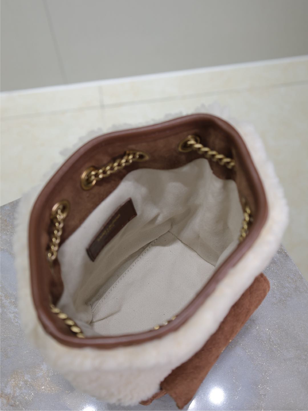 JOE ミニバケットバッグ 19 ホワイトシアリング＆ブラウンスエード