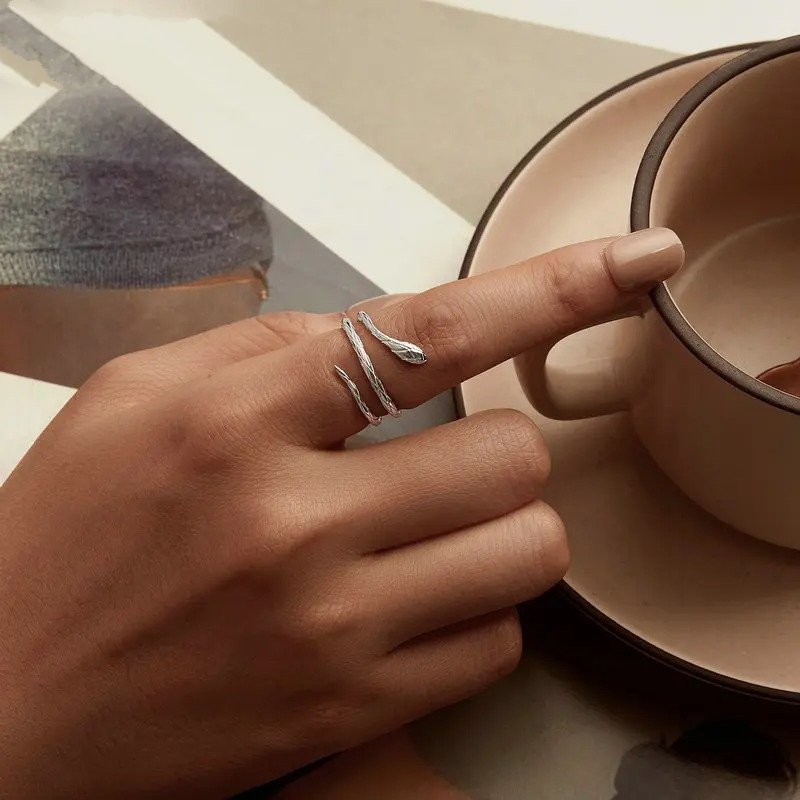 スターリングシルバーの蛇の調節可能なリング