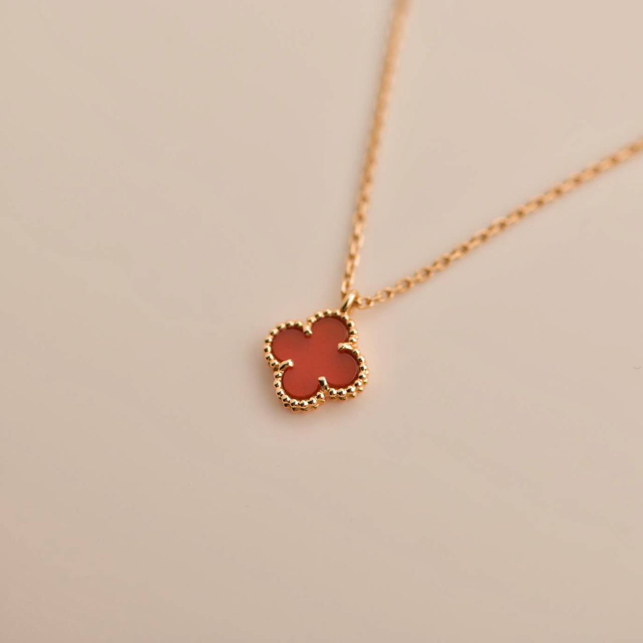 [⭐JeweliWhal]CLOVER MINI 9.5MM WHITE CARNELIANS NECKLACE