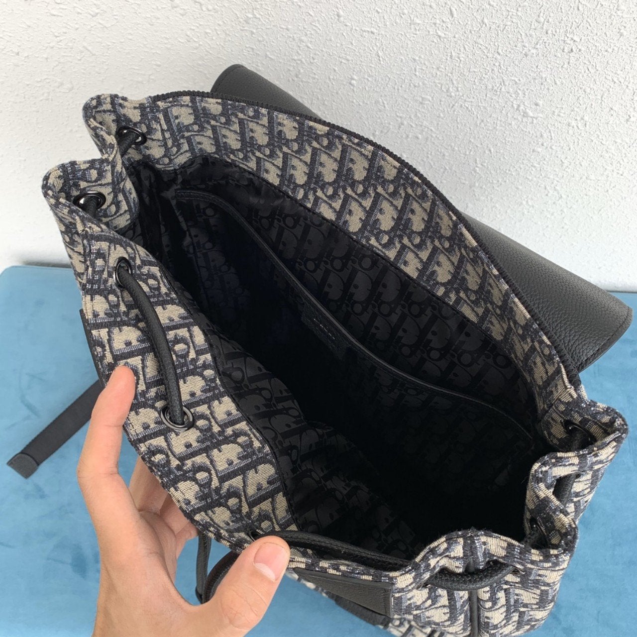 モーションバックパック ベージュ＆ブラック オブリーク